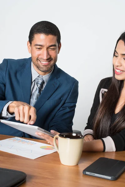 Empresária no trabalho com um cliente — Fotografia de Stock