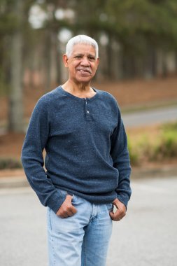 Kıdemli yaşlı adam