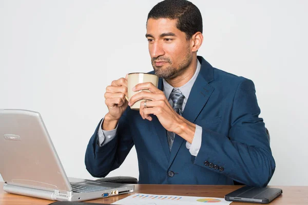 Geschäftsmann im Büro — Stockfoto