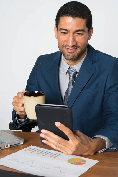 Geschäftsmann im Büro — Stockfoto