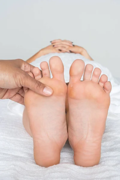 Frau bekommt eine Fußmassage — Stockfoto