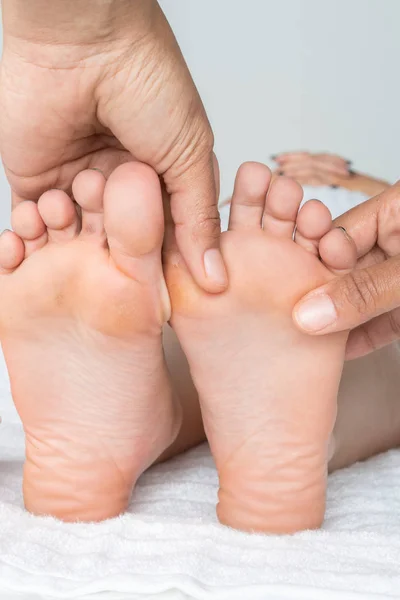 Женщине делают массаж ног — стоковое фото