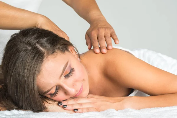 Mulher recebendo massagem — Fotografia de Stock