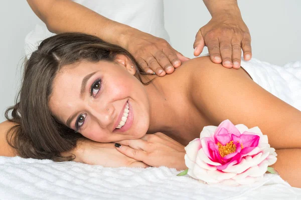 Mulher recebendo massagem — Fotografia de Stock