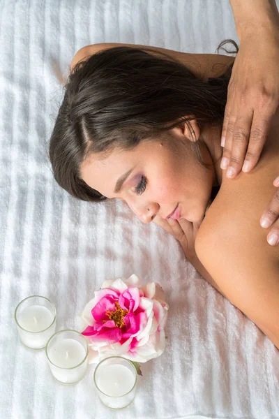 Kobieta zaczyna masaż — Zdjęcie stockowe