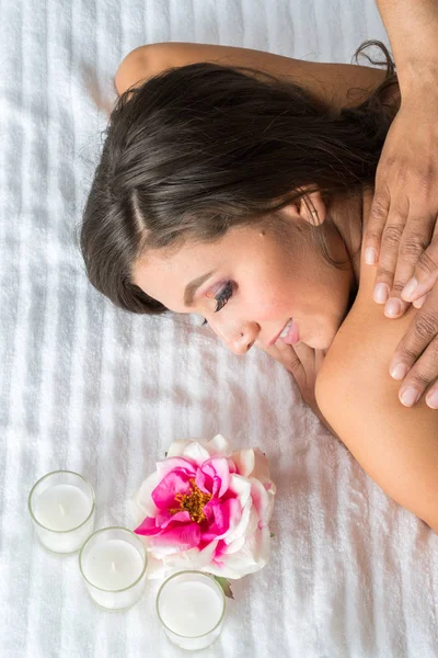 Mulher recebendo massagem — Fotografia de Stock