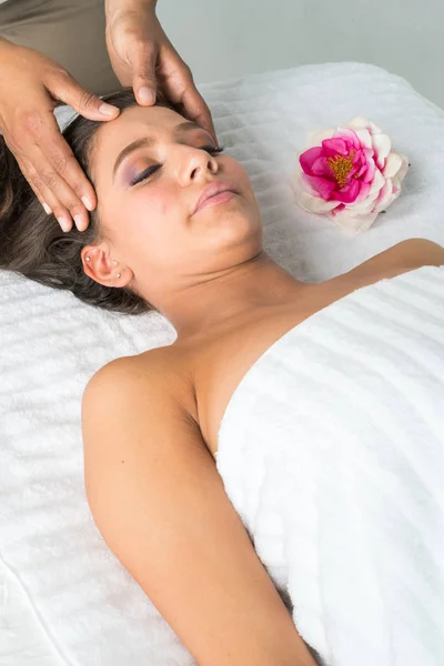 Woman Getting Massage — Stock Photo, Image