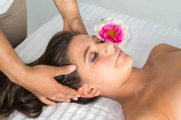 Vrouw krijgen massage — Stockfoto