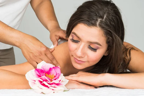 Hispânica mulher chegando massagem — Fotografia de Stock