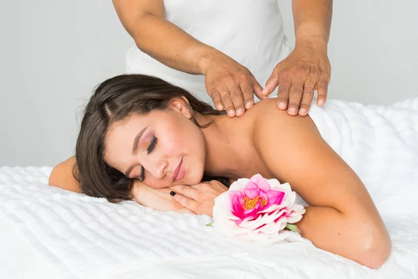 Hispânica mulher chegando massagem — Fotografia de Stock