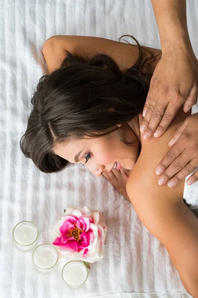 Mujer hispana recibiendo masaje — Foto de Stock