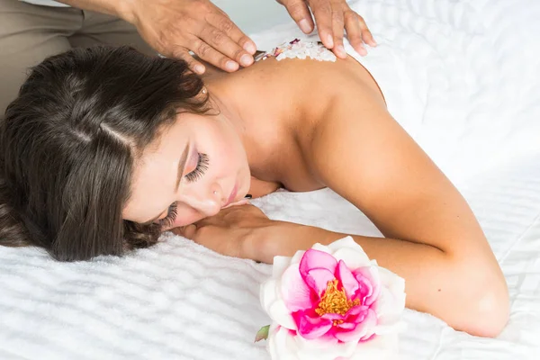 Hispânica mulher chegando massagem — Fotografia de Stock