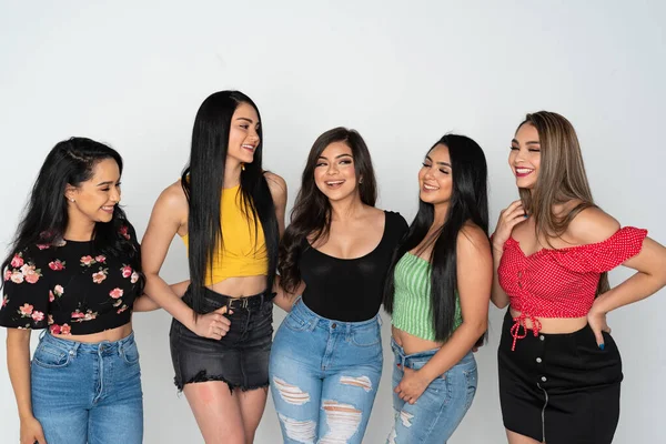 Группа из пяти латиноамериканских подруг-подростков — стоковое фото
