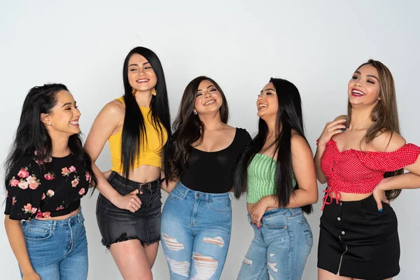 Skupina pěti hispánských dospívajících dívka přátelé — Stock fotografie