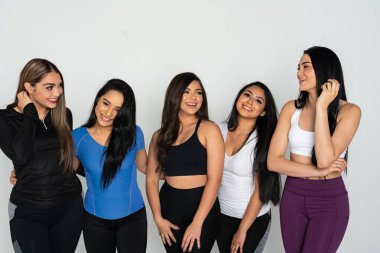 Jimnastik salonunda beş İspanyol Arkadaş Sınıfı.