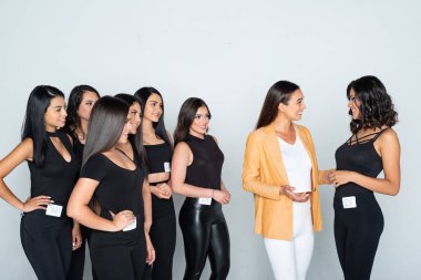 Bir Güzellik Yarışması İçin Genç Modeller Eğitimi