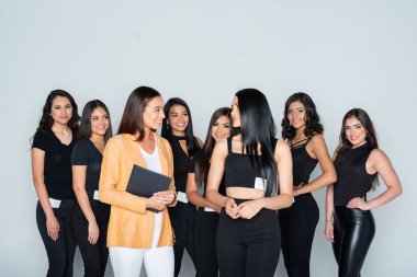 Bir Güzellik Yarışması İçin Genç Modeller Eğitimi