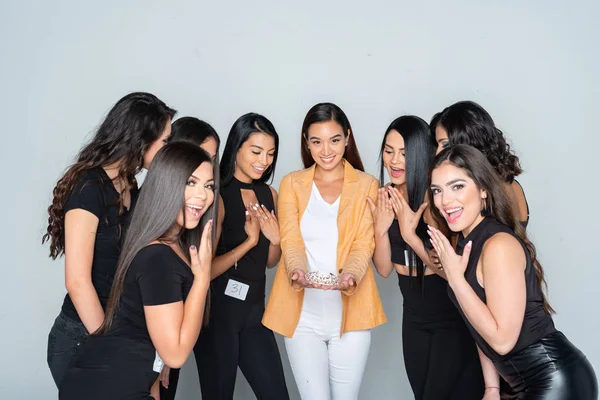 Tiener modellen opleiding voor een schoonheidswedstrijd — Stockfoto