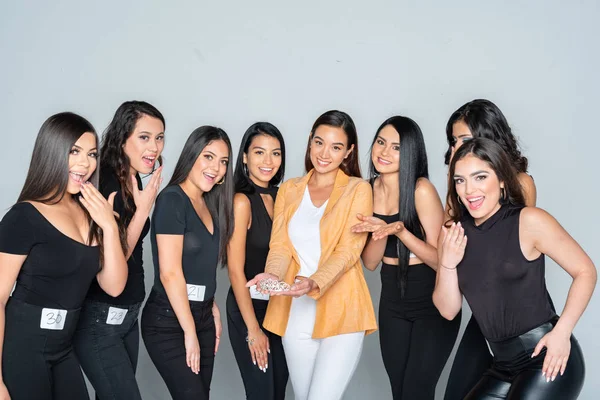 Formation de mannequins adolescents pour un concours de beauté — Photo