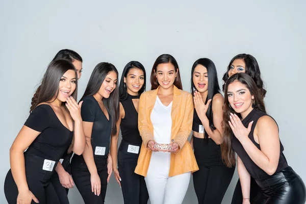 Adolescente modelos entrenamiento para un concurso de belleza Fotos De Stock Sin Royalties Gratis