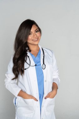 Kadın doktor bir hastanede çalışmak