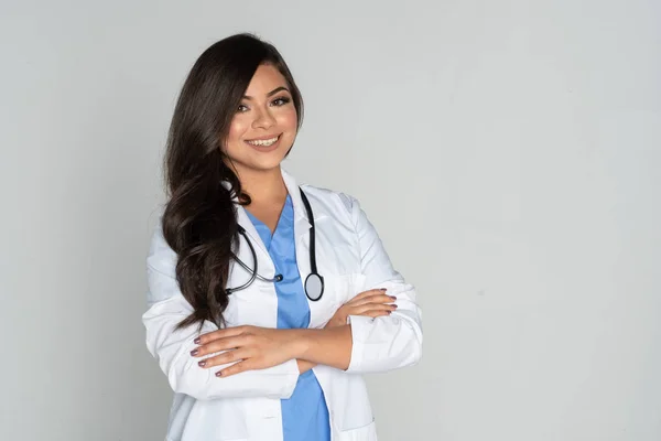 Dottore donna che lavora in un ospedale — Foto Stock