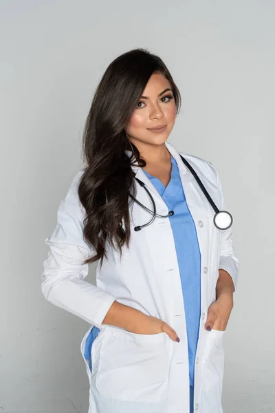 Dottore donna che lavora in un ospedale — Foto Stock