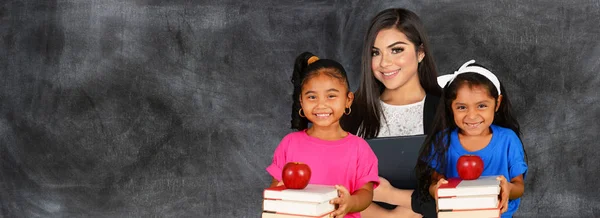 Profesor con estudiantes hispanos en la escuela — Foto de Stock