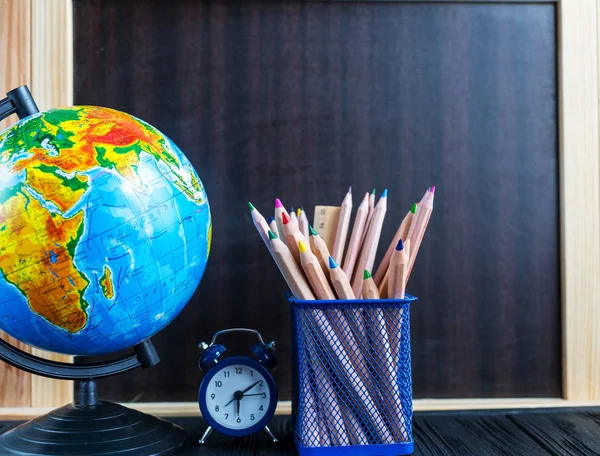 Okul Kırtasiye kara tahta ahşap masanın yanında. Geri okul kavramı