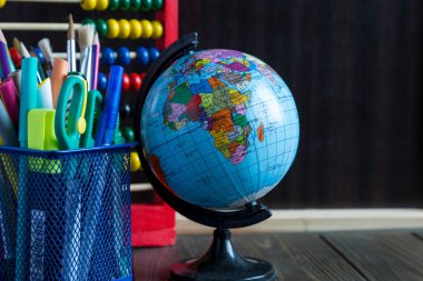 ileti örneği, küre, blackboard okul için hazır. geri okul kavramı