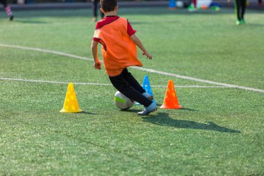 top sürme, çocuklar Futbol oyuncular uygulama başladı futbol eğitim alanında yaz