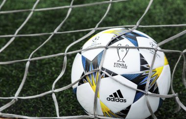 Kiev, Ukrayna 05 Nisan 2018: Resmi maç topu Uefa Şampiyonlar Ligi sezon 2017/18 Final Kiev Adidas Finale 18 Kiev en iyi eğitim oyun öncesi çimlerin üzerine. Ukrayna'da popüler futbolcu