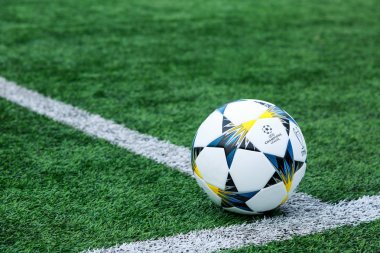 Kiev, Ukrayna 05 Nisan 2018: Resmi maç topu Uefa Şampiyonlar Ligi sezon 2017/18 Final Kiev Adidas Finale 18 Kiev en iyi eğitim oyun öncesi çimlerin üzerine. Ukrayna'da popüler futbolcu