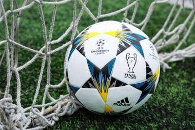Kiev, Ukrayna 05 Nisan 2018: Resmi maç topu Uefa Şampiyonlar Ligi sezon 2017/18 Final Kiev Adidas Finale 18 Kiev en iyi eğitim oyun öncesi çimlerin üzerine. Ukrayna'da popüler futbolcu