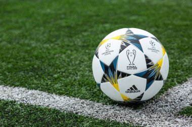 Kiev, Ukrayna 05 Nisan 2018: Resmi maç topu Uefa Şampiyonlar Ligi sezon 2017/18 Final Kiev Adidas Finale 18 Kiev en iyi eğitim oyun öncesi çimlerin üzerine. Ukrayna'da popüler futbolcu