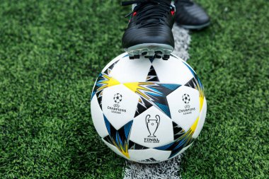 Kiev, Ukrayna 05 Nisan 2018: Resmi maç topu Uefa Şampiyonlar Ligi sezon 2017/18 Final Kiev Adidas Finale 18 Kiev en iyi eğitim oyun öncesi çimlerin üzerine. Ukrayna'da popüler futbolcu