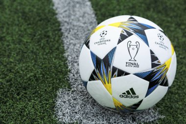 Kiev, Ukrayna 05 Nisan 2018: Resmi maç topu Uefa Şampiyonlar Ligi sezon 2017/18 Final Kiev Adidas Finale 18 Kiev en iyi eğitim oyun öncesi çimlerin üzerine. Ukrayna'da popüler futbolcu