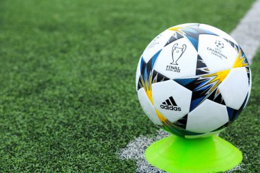 Kiev, Ukrayna 05 Nisan 2018: Resmi maç topu Uefa Şampiyonlar Ligi sezon 2017/18 Final Kiev Adidas Finale 18 Kiev en iyi eğitim oyun öncesi çimlerin üzerine. Ukrayna'da popüler futbolcu