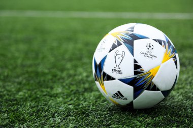 Kiev, Ukrayna 05 Nisan 2018: Resmi maç topu Uefa Şampiyonlar Ligi sezon 2017/18 Final Kiev Adidas Finale 18 Kiev en iyi eğitim oyun öncesi çimlerin üzerine. Ukrayna'da popüler futbolcu