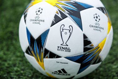 Kiev, Ukrayna 05 Nisan 2018: Resmi maç topu Uefa Şampiyonlar Ligi sezon 2017/18 Final Kiev Adidas Finale 18 Kiev en iyi eğitim oyun öncesi çimlerin üzerine. Ukrayna'da popüler futbolcu