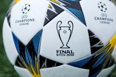Kiev, Ukrayna 05 Nisan 2018: Resmi maç topu Uefa Şampiyonlar Ligi sezon 2017/18 Final Kiev Adidas Finale 18 Kiev en iyi eğitim oyun öncesi çimlerin üzerine. Ukrayna'da popüler futbolcu