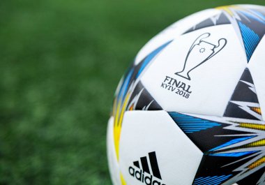 Kiev, Ukrayna 05 Nisan 2018: Resmi maç topu Uefa Şampiyonlar Ligi sezon 2017/18 Final Kiev Adidas Finale 18 Kiev en iyi eğitim oyun öncesi çimlerin üzerine. Ukrayna'da popüler futbolcu