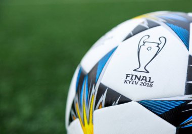 Kiev, Ukrayna 05 Nisan 2018: Resmi maç topu Uefa Şampiyonlar Ligi sezon 2017/18 Final Kiev Adidas Finale 18 Kiev en iyi eğitim oyun öncesi çimlerin üzerine. Ukrayna'da popüler futbolcu