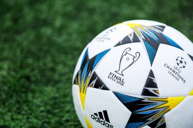Kiev, Ukrayna 05 Nisan 2018: Resmi maç topu Uefa Şampiyonlar Ligi sezon 2017/18 Final Kiev Adidas Finale 18 Kiev en iyi eğitim oyun öncesi çimlerin üzerine. Ukrayna'da popüler futbolcu