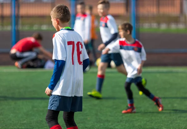 Mladé Děti Fotbal Fotbalový Turnaj Děti Hráči Odpovídají Fotbalovém Hřišti — Stock fotografie