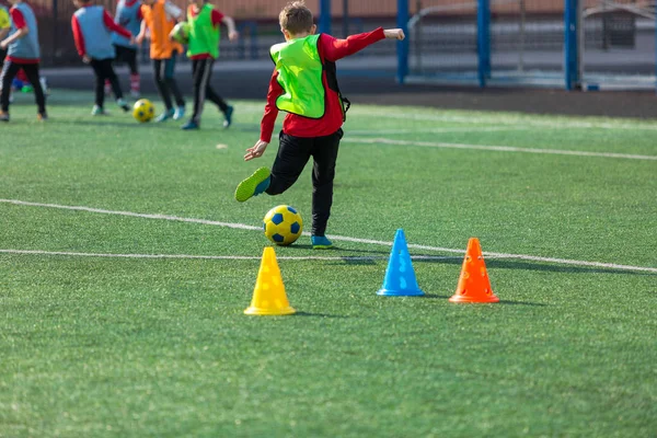 Praktyki Graczy Piłki Nożnej Chłopców Dryblingu Rozpoczyna Szkolenia Piłka Nożna — Zdjęcie stockowe