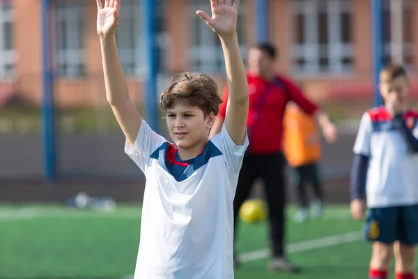 Mladé Děti Fotbal Fotbalový Turnaj Děti Hráči Odpovídají Fotbalovém Hřišti — Stock fotografie