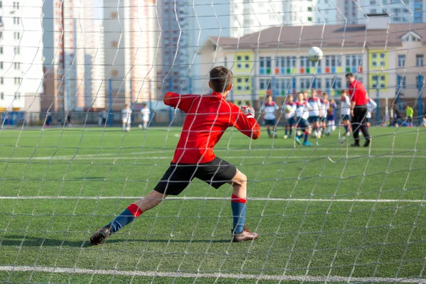 Kid Football Goalkeeper Jumumps Catch Ball While Training His Team — Fotografia de Stock