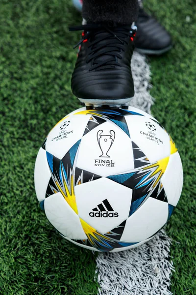 ウクライナ キエフ 2018 公式試合シーズン Uefa チャンピオンズ リーグのボールは 2017 決勝試合前に草の上キエフ アディダス — ストック写真