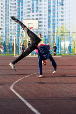 Genç sporcu çocuk dışarıda egzersiz yapıyor. 